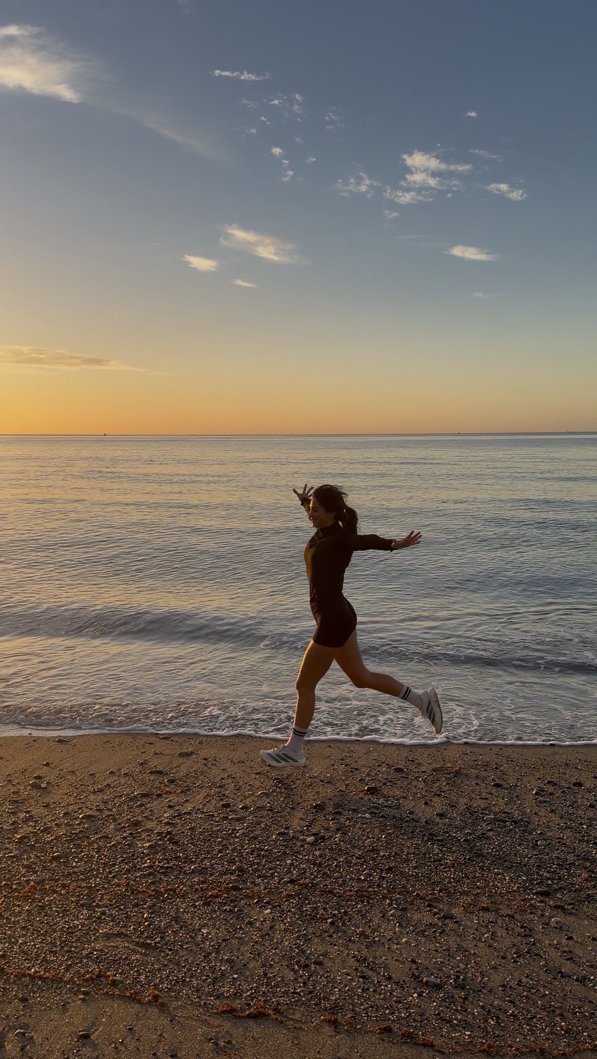 Julia corriendo por la orilla al amanecer
